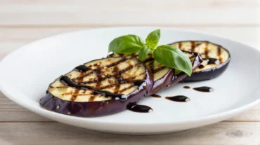 Deliziose melanzane grigliate preparate in friggitrice ad aria per un pasto sano e gustoso.