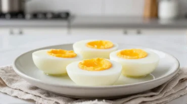 Deliziose uova sode preparate nella friggitrice ad aria per un piatto sano e semplice.