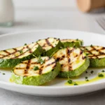 Deliziose zucchine grigliate preparate in friggitrice ad aria, perfette per un contorno leggero.