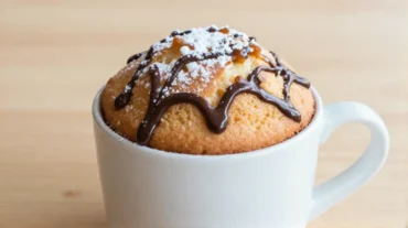 Deliziosa mugcake preparata con la friggitrice ad aria per un dessert veloce.